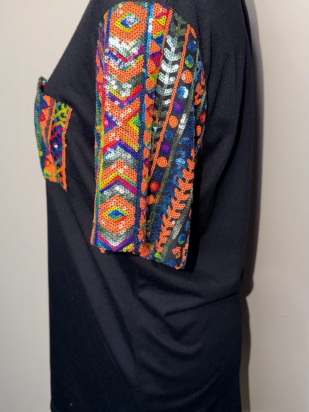 Sunshine & Rodeos Womens Black T-Shirt Multicolor Sequined Sleeves Pocket Sz L - Picture 3 of 9